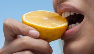 ¿Sabes cómo influyen los alimentos en nuestros dientes?